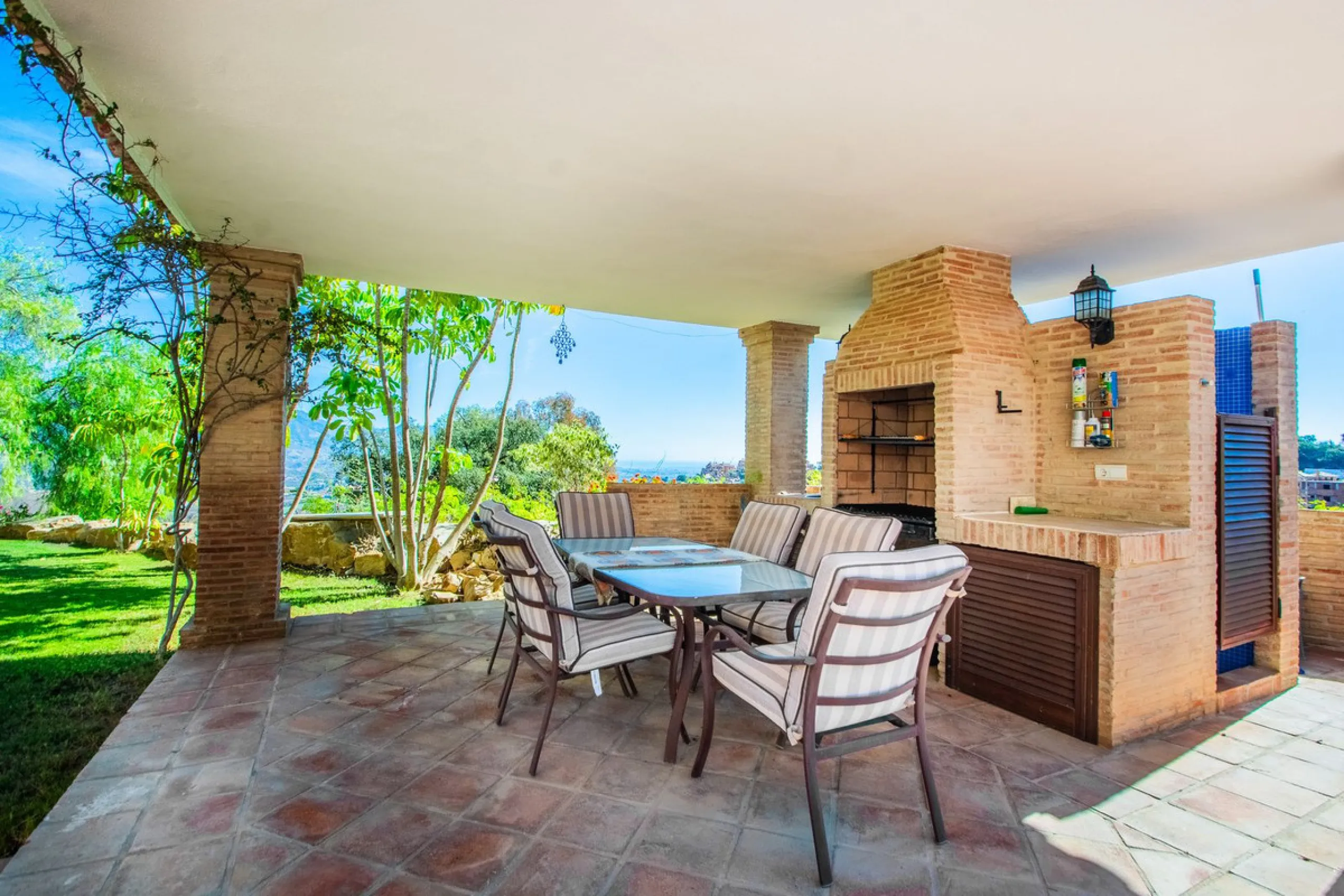 This stunning villa, accompanied by three adjoining buildable plots, presents an exceptional investment opportunity. Boasting six bedrooms and five bathrooms, this property offers abundant space and comfort. Revel in panoramic views of the sea and mountai