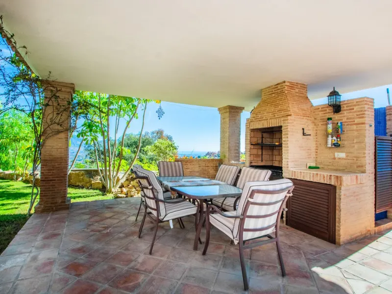 This stunning villa, accompanied by three adjoining buildable plots, presents an exceptional investment opportunity. Boasting six bedrooms and five bathrooms, this property offers abundant space and comfort. Revel in panoramic views of the sea and mountai