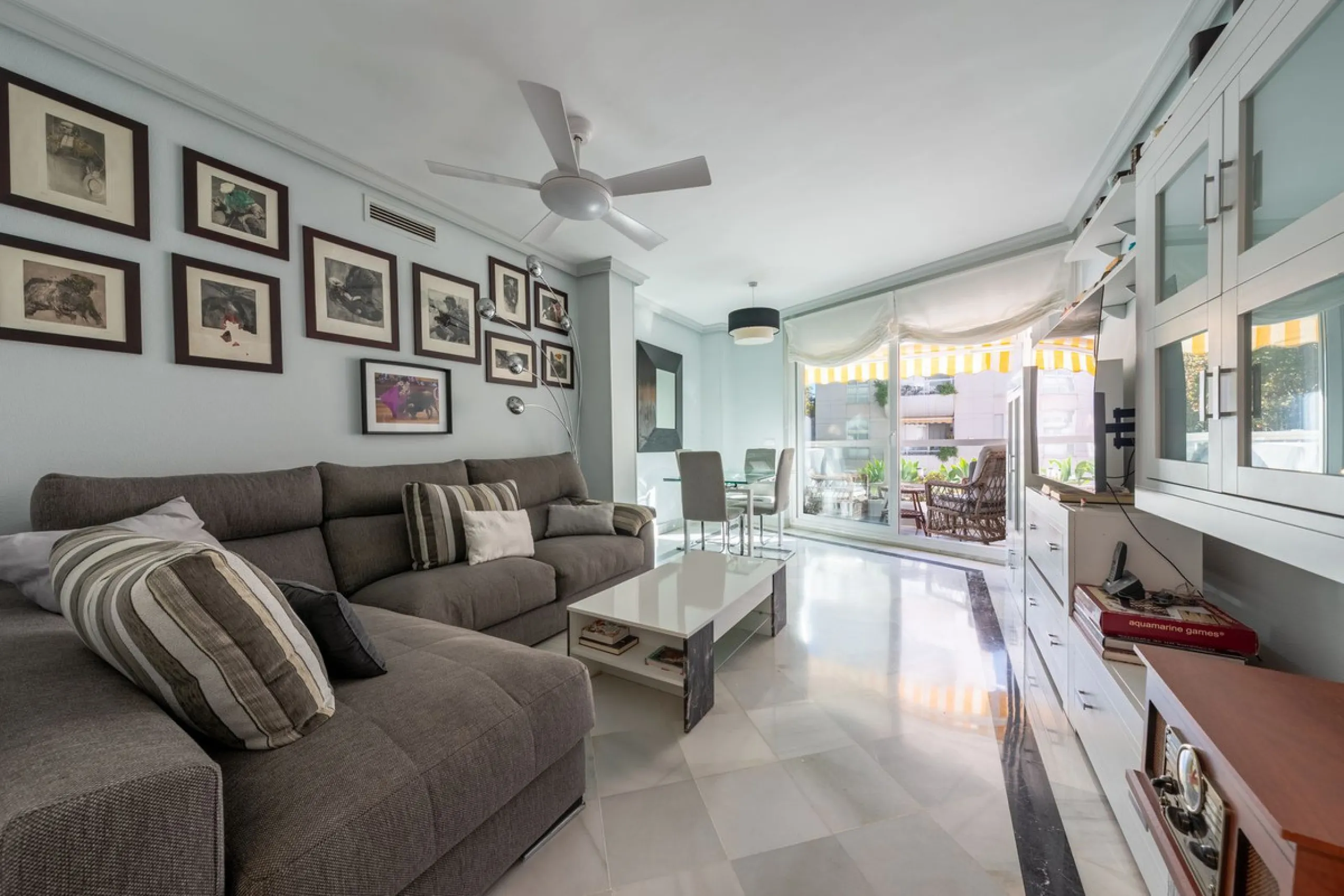 We present an apartment in a residential complex, La Zambomba, located on the beachfront