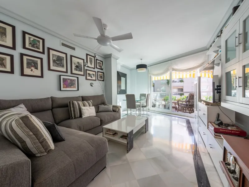 We present an apartment in a residential complex, La Zambomba, located on the beachfront