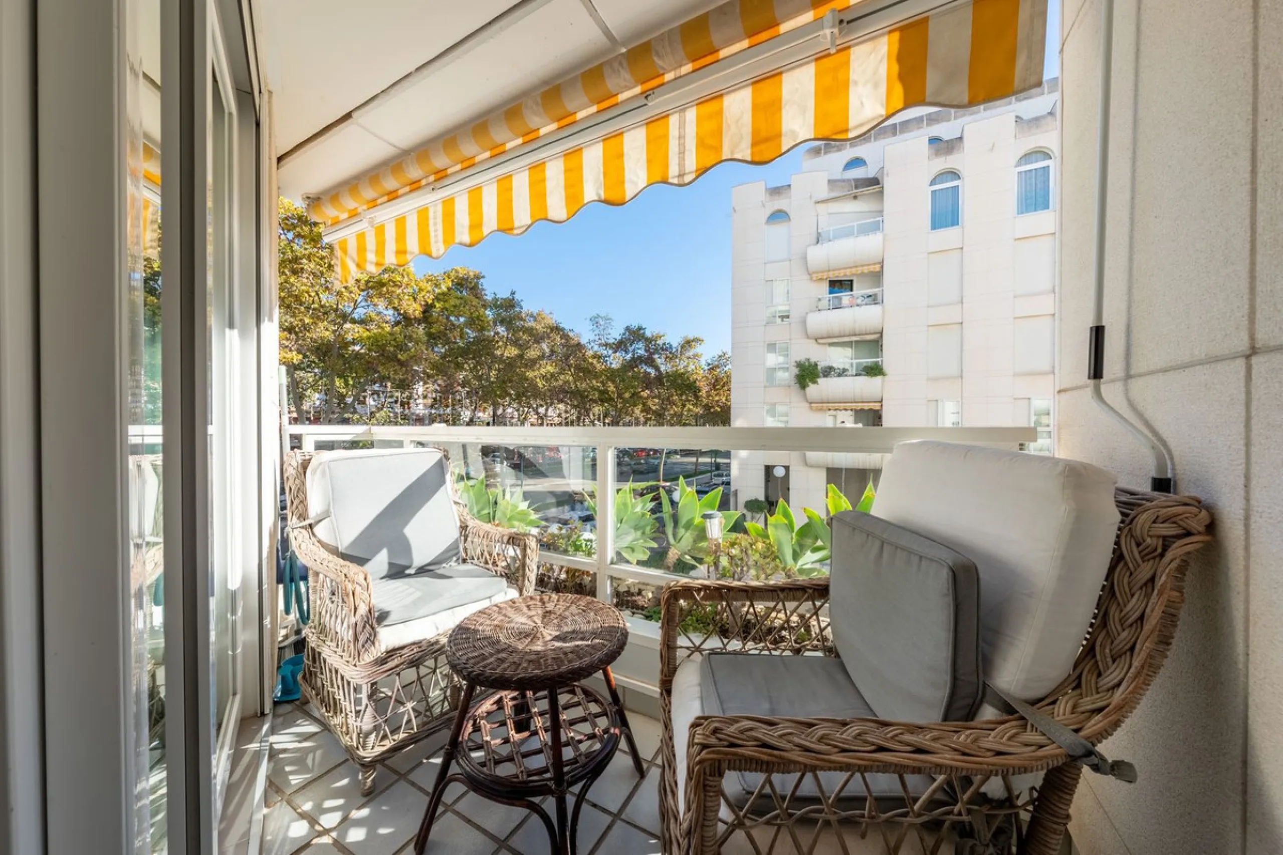 We present an apartment in a residential complex, La Zambomba, located on the beachfront