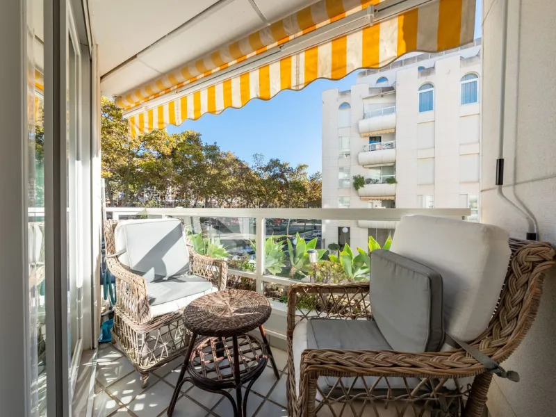 We present an apartment in a residential complex, La Zambomba, located on the beachfront