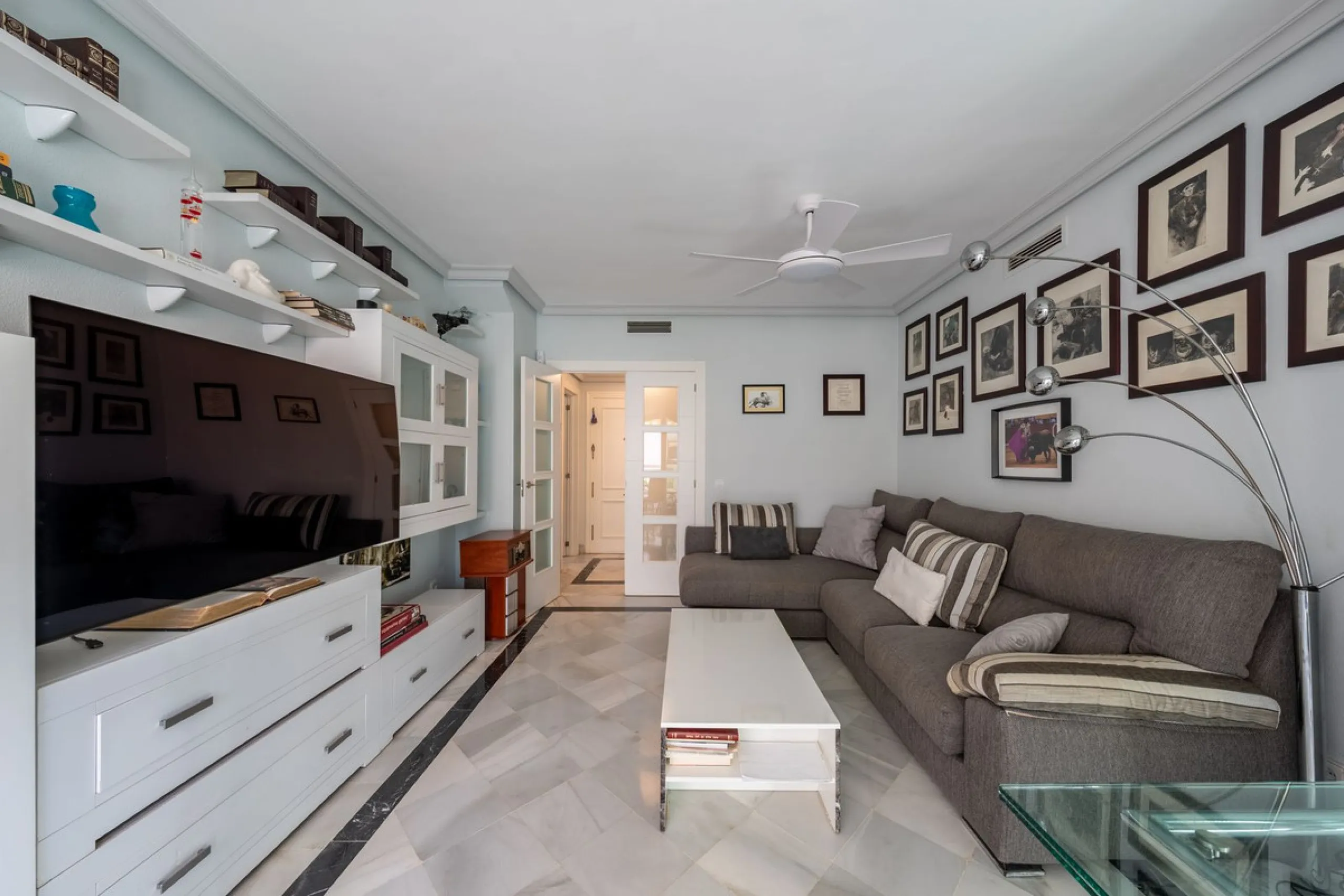 We present an apartment in a residential complex, La Zambomba, located on the beachfront