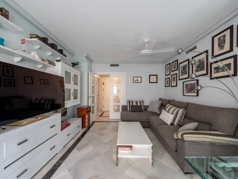 We present an apartment in a residential complex, La Zambomba, located on the beachfront
