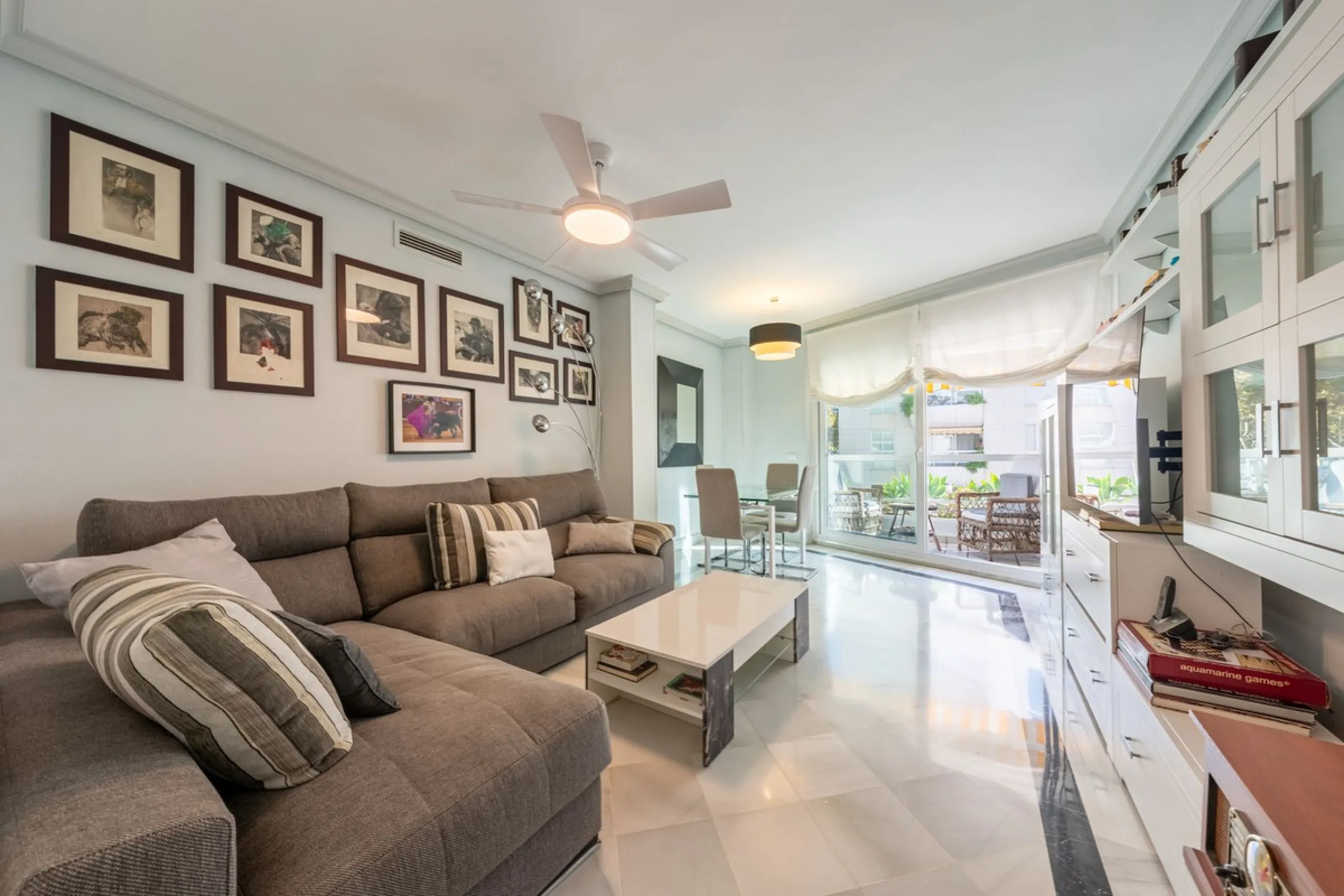 We present an apartment in a residential complex, La Zambomba, located on the beachfront