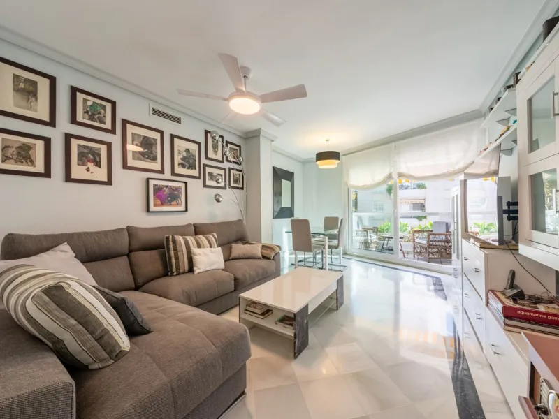 We present an apartment in a residential complex, La Zambomba, located on the beachfront