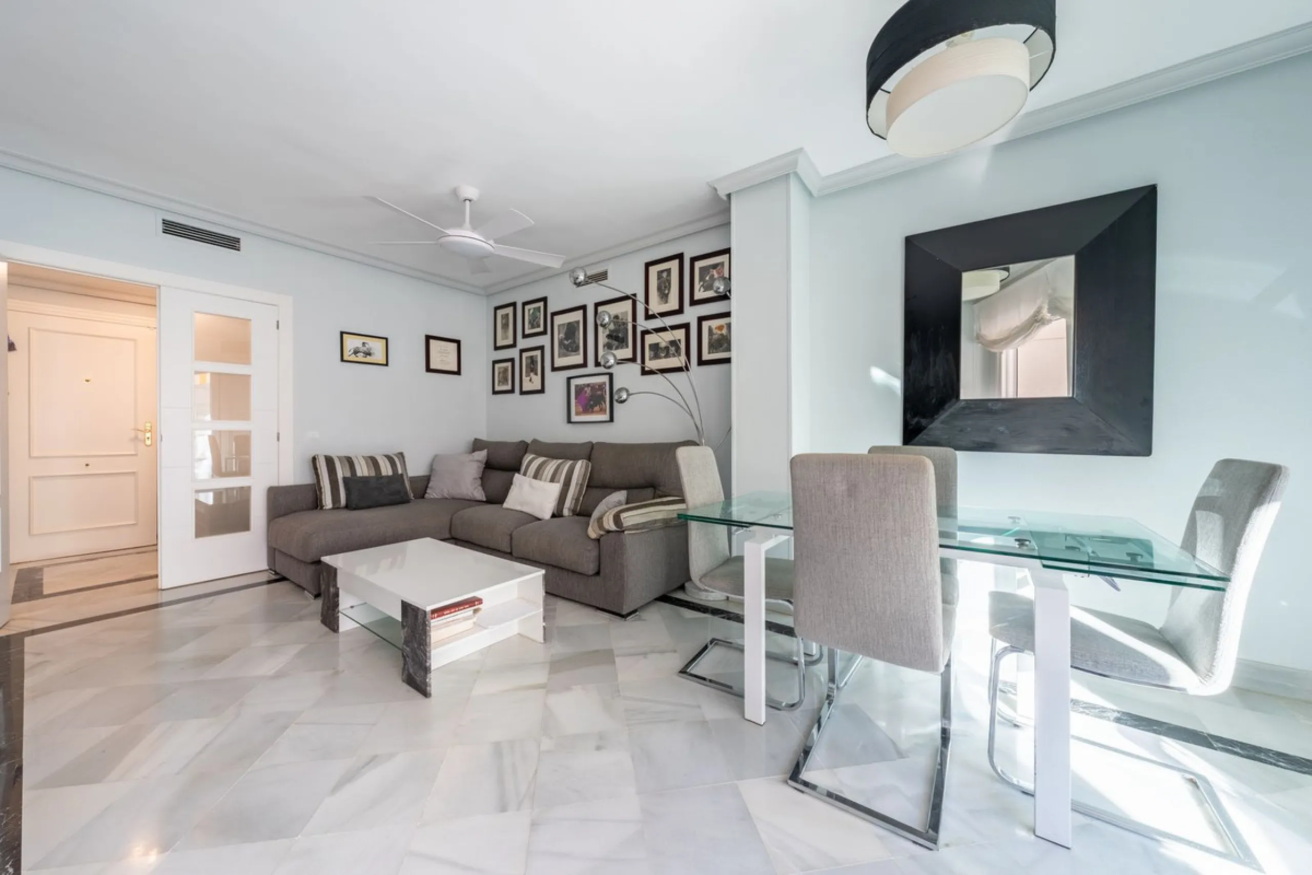 We present an apartment in a residential complex, La Zambomba, located on the beachfront