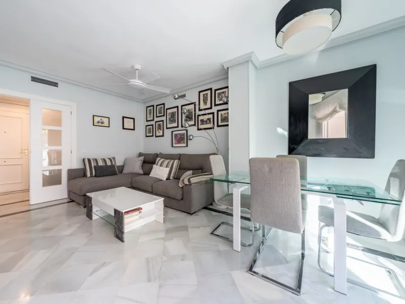 We present an apartment in a residential complex, La Zambomba, located on the beachfront