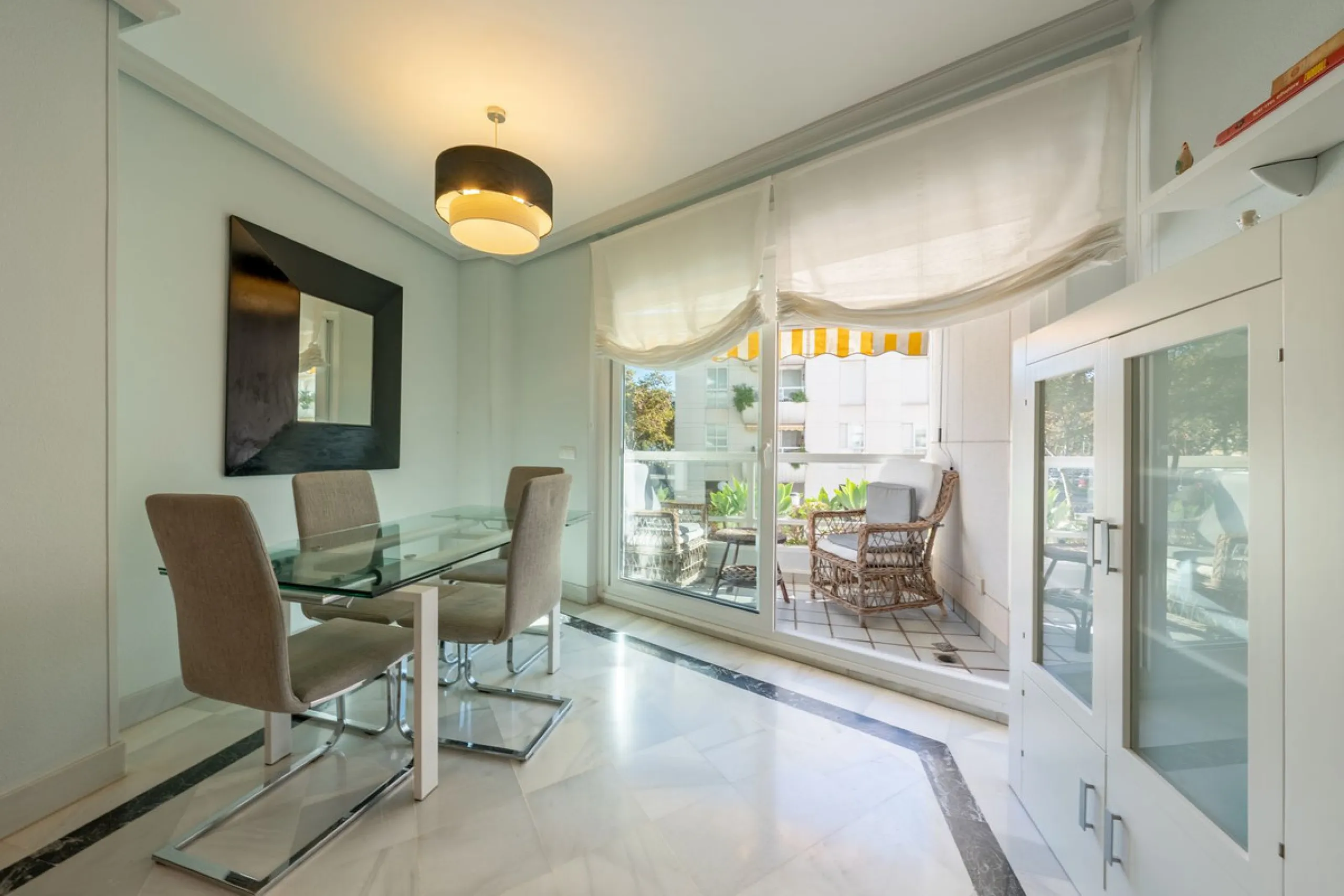 We present an apartment in a residential complex, La Zambomba, located on the beachfront