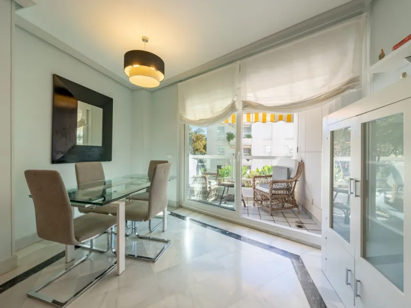 We present an apartment in a residential complex, La Zambomba, located on the beachfront