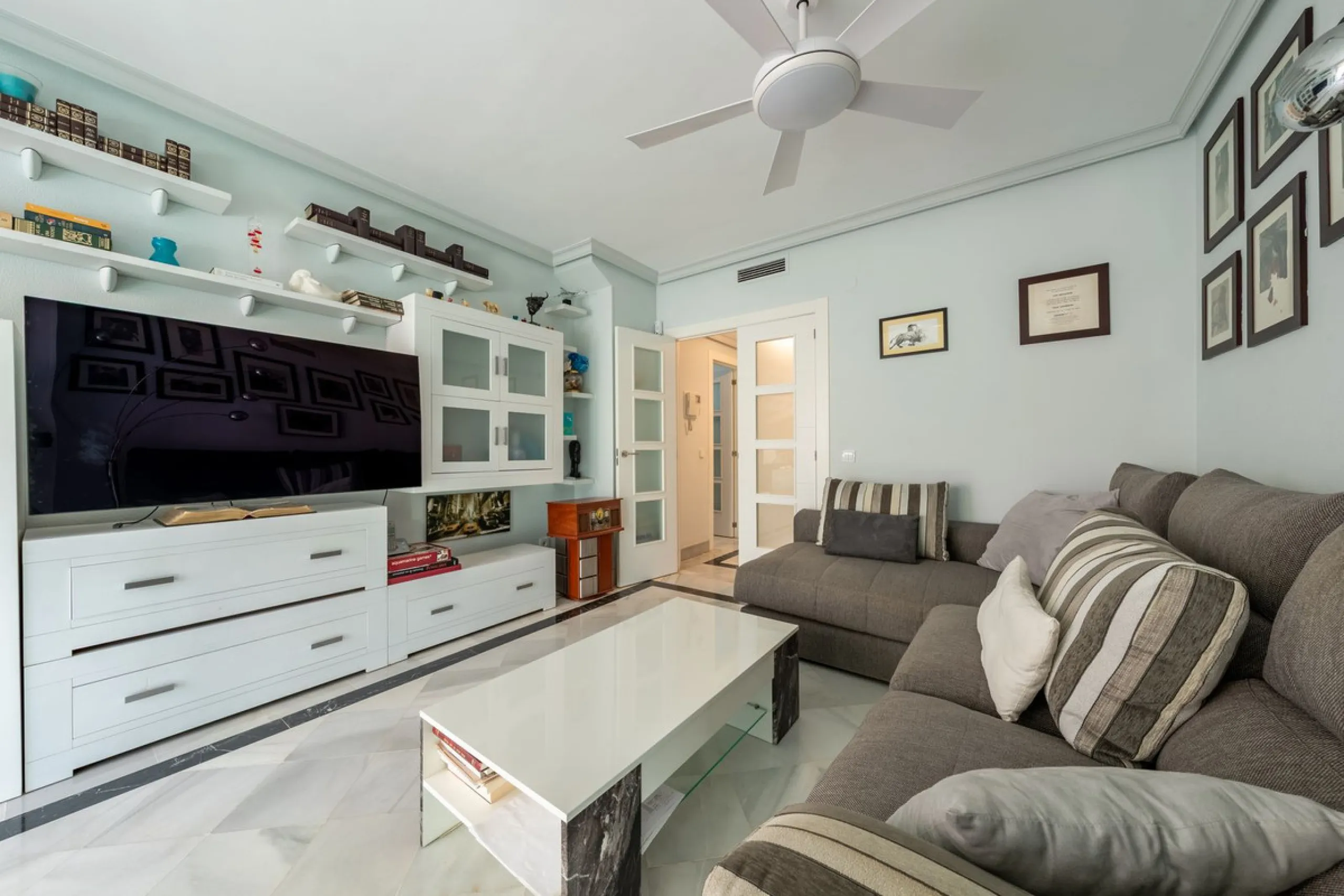 We present an apartment in a residential complex, La Zambomba, located on the beachfront