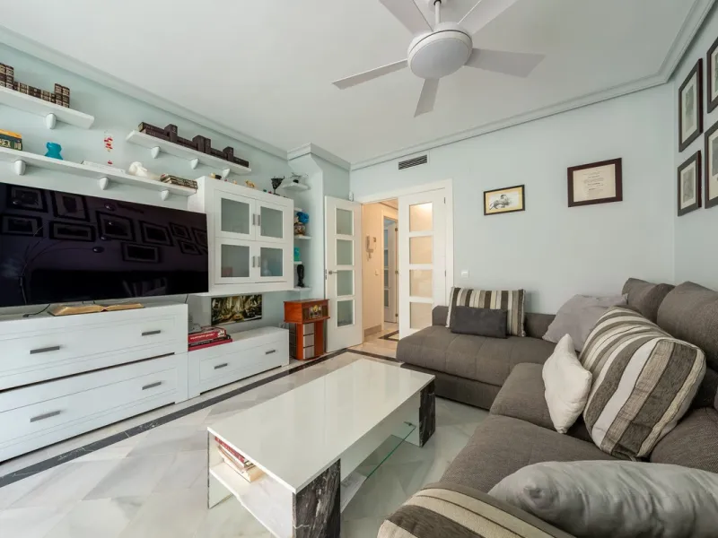 We present an apartment in a residential complex, La Zambomba, located on the beachfront