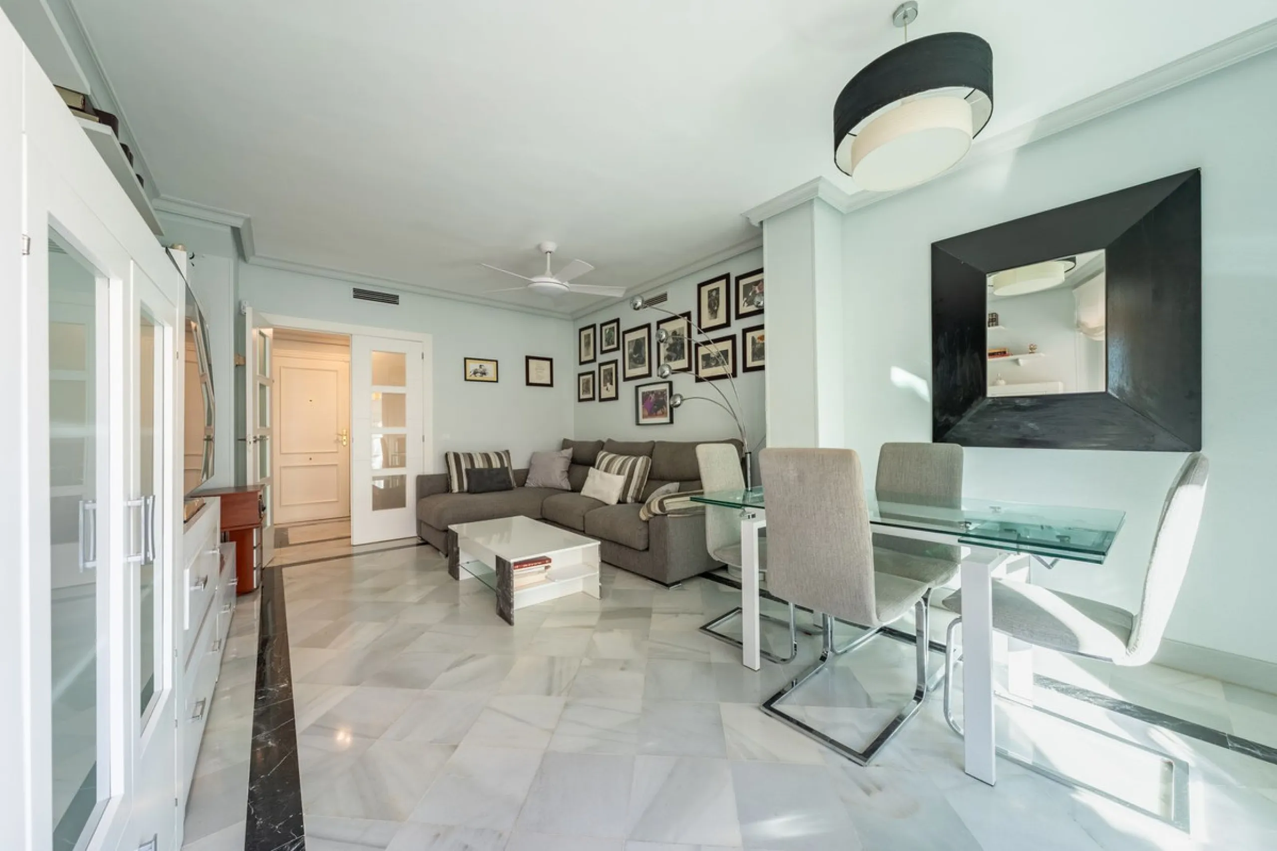 We present an apartment in a residential complex, La Zambomba, located on the beachfront
