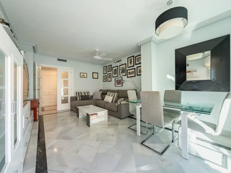 We present an apartment in a residential complex, La Zambomba, located on the beachfront