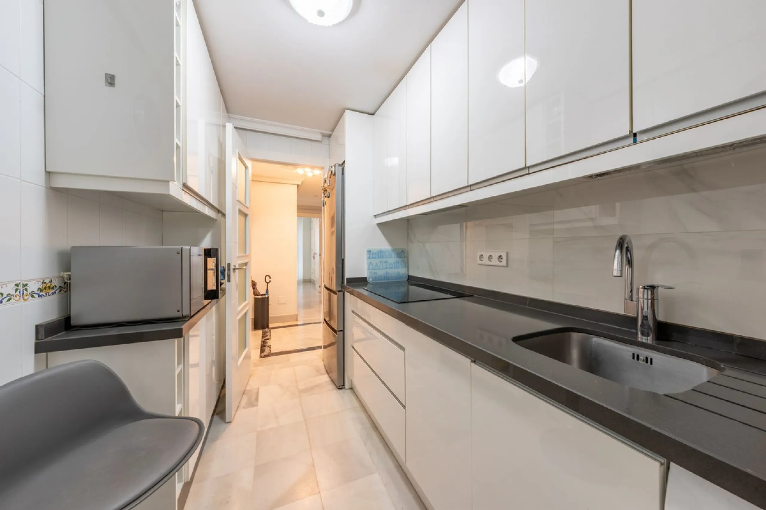 We present an apartment in a residential complex, La Zambomba, located on the beachfront