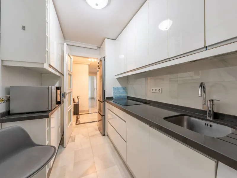 We present an apartment in a residential complex, La Zambomba, located on the beachfront