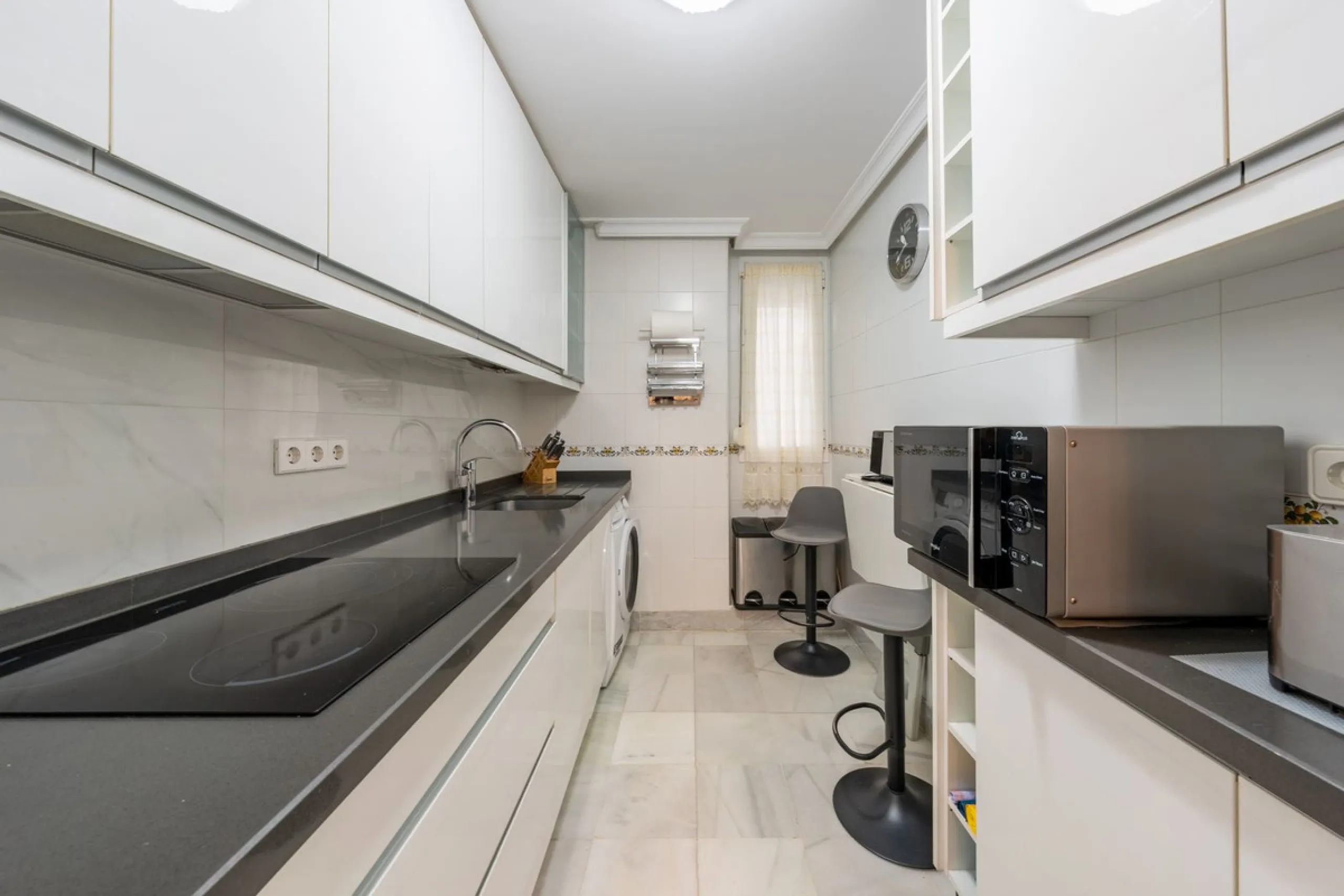We present an apartment in a residential complex, La Zambomba, located on the beachfront