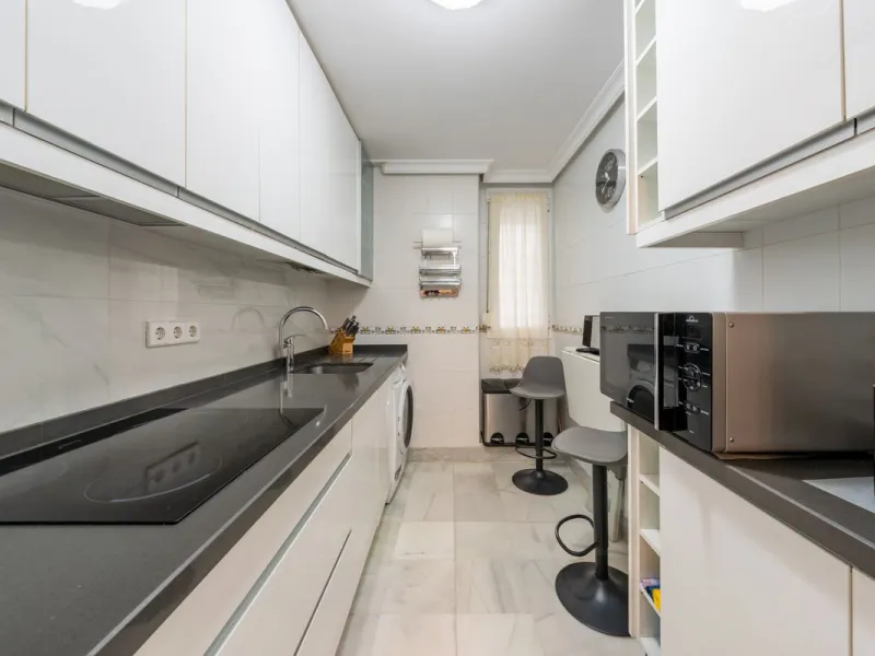 We present an apartment in a residential complex, La Zambomba, located on the beachfront