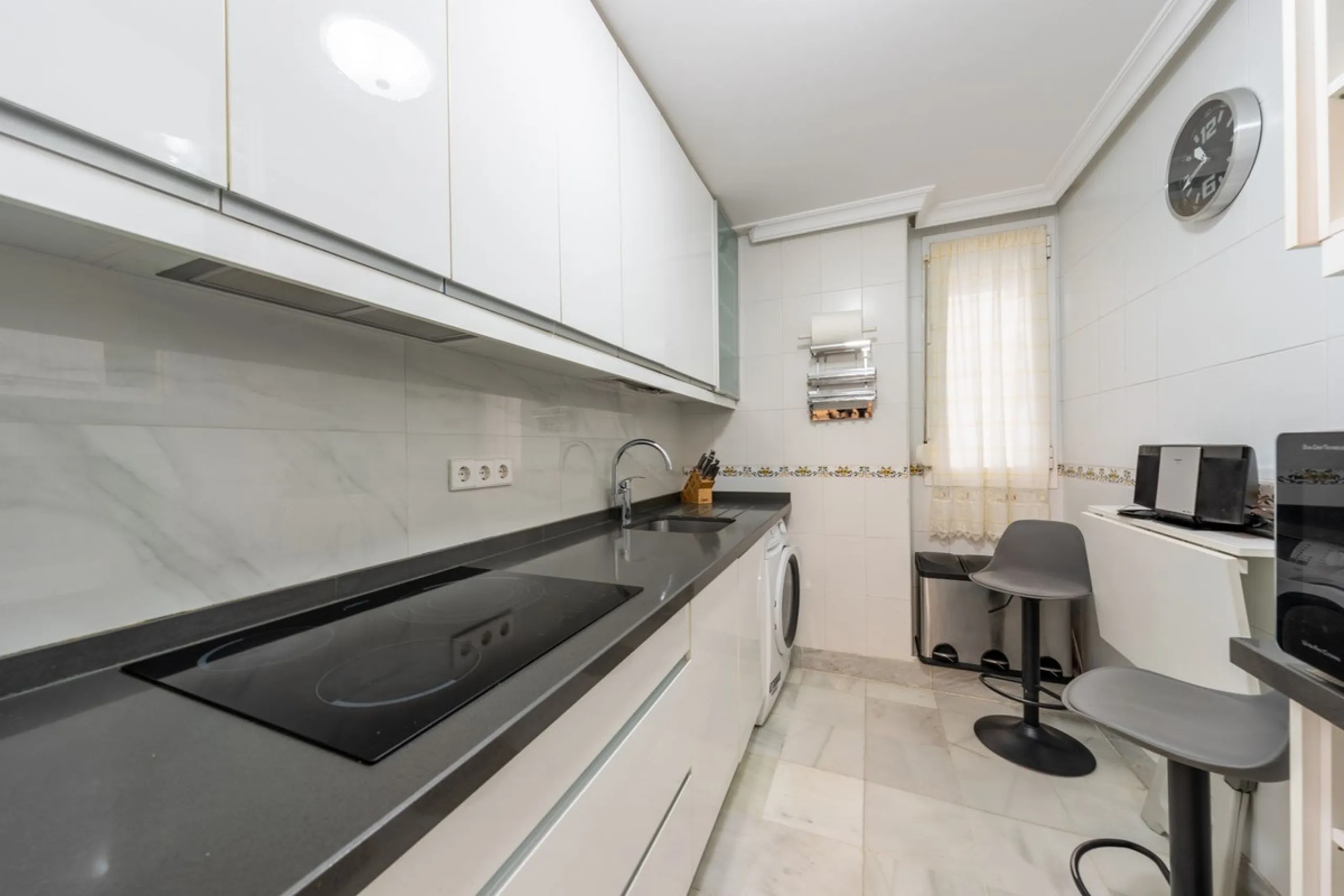 We present an apartment in a residential complex, La Zambomba, located on the beachfront