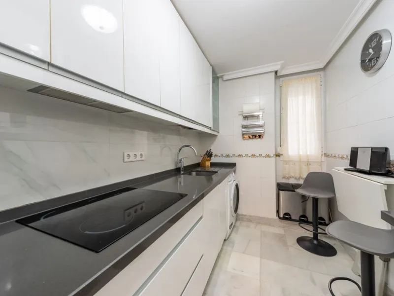 We present an apartment in a residential complex, La Zambomba, located on the beachfront