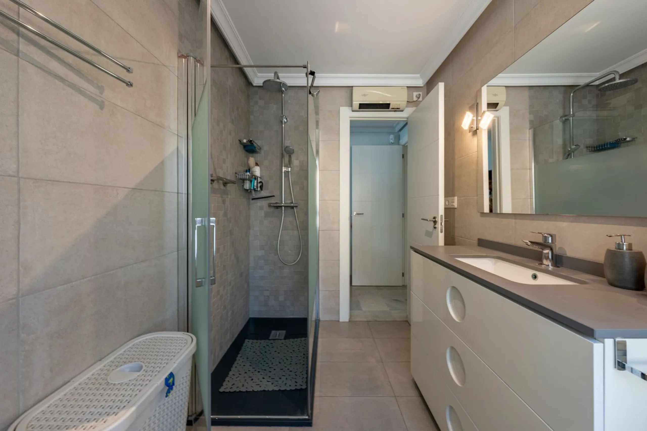 We present an apartment in a residential complex, La Zambomba, located on the beachfront