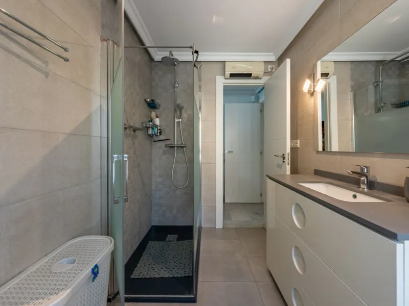 We present an apartment in a residential complex, La Zambomba, located on the beachfront