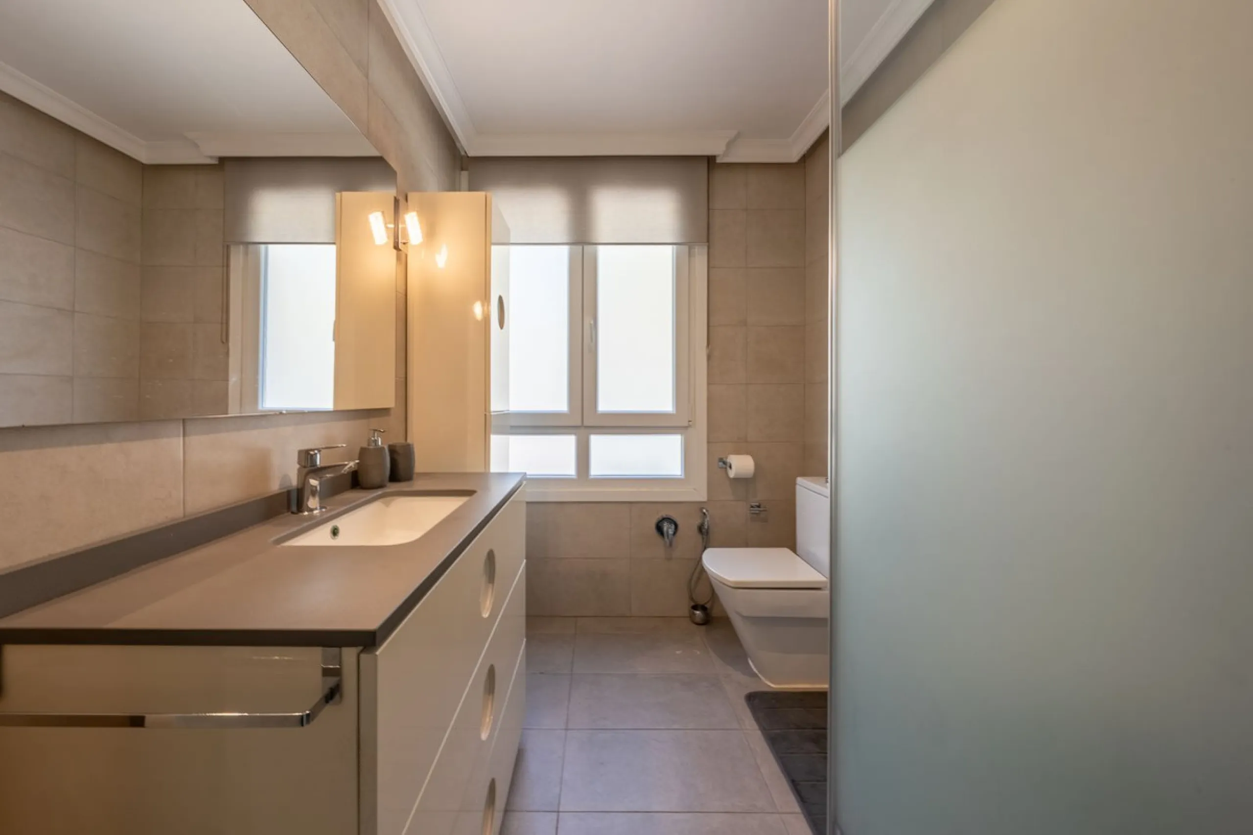 We present an apartment in a residential complex, La Zambomba, located on the beachfront