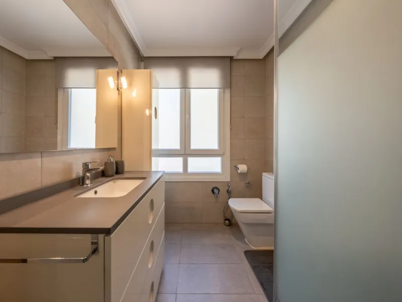 We present an apartment in a residential complex, La Zambomba, located on the beachfront