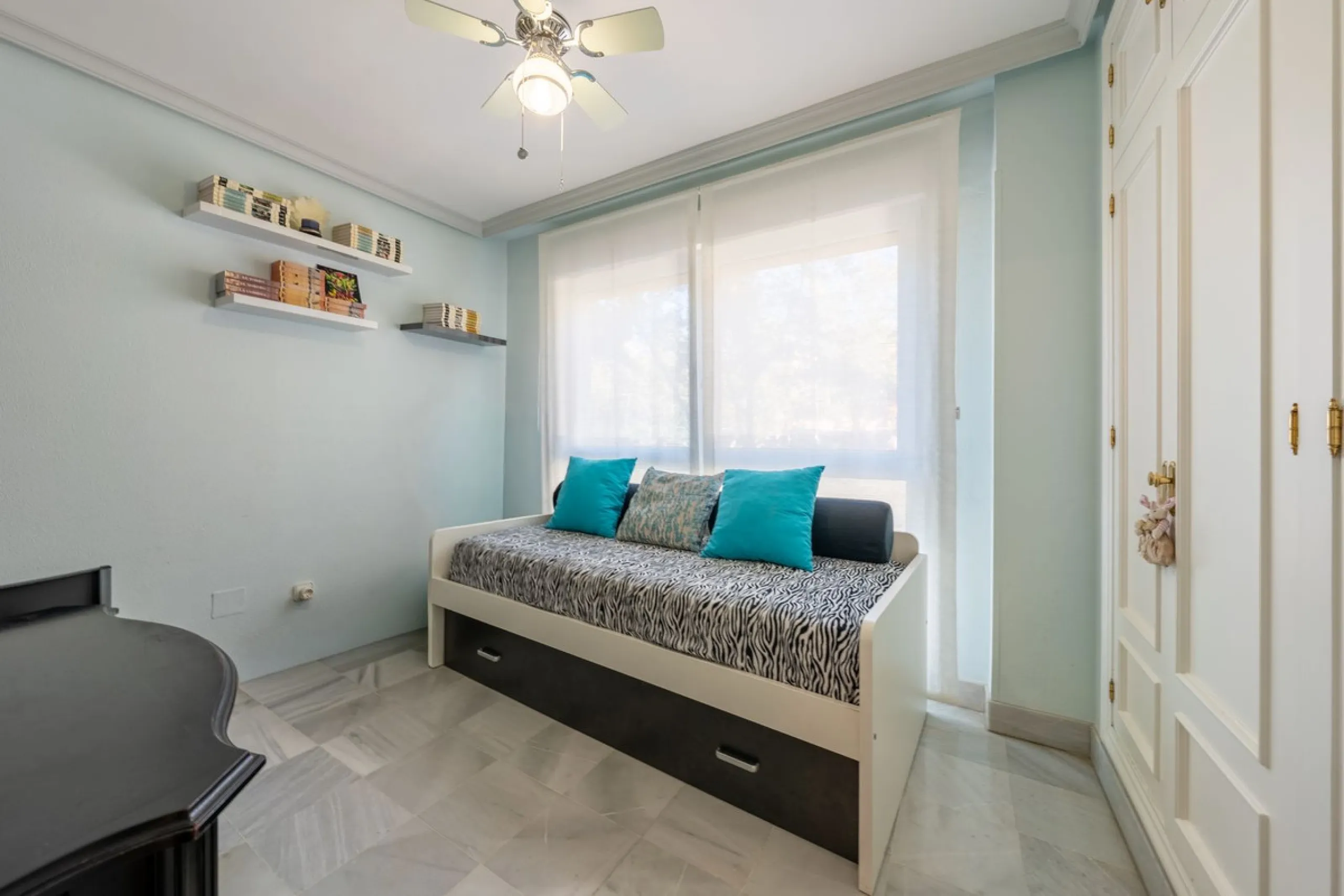 We present an apartment in a residential complex, La Zambomba, located on the beachfront