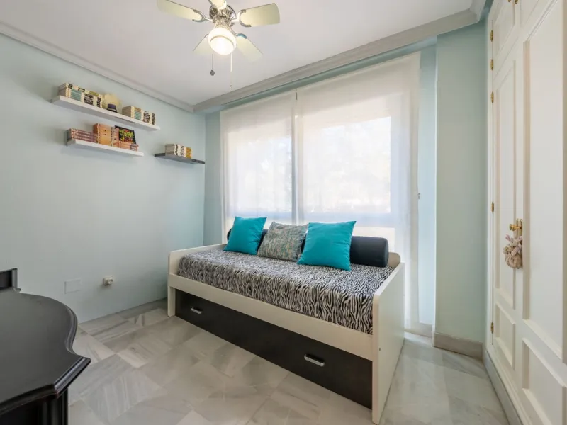 We present an apartment in a residential complex, La Zambomba, located on the beachfront