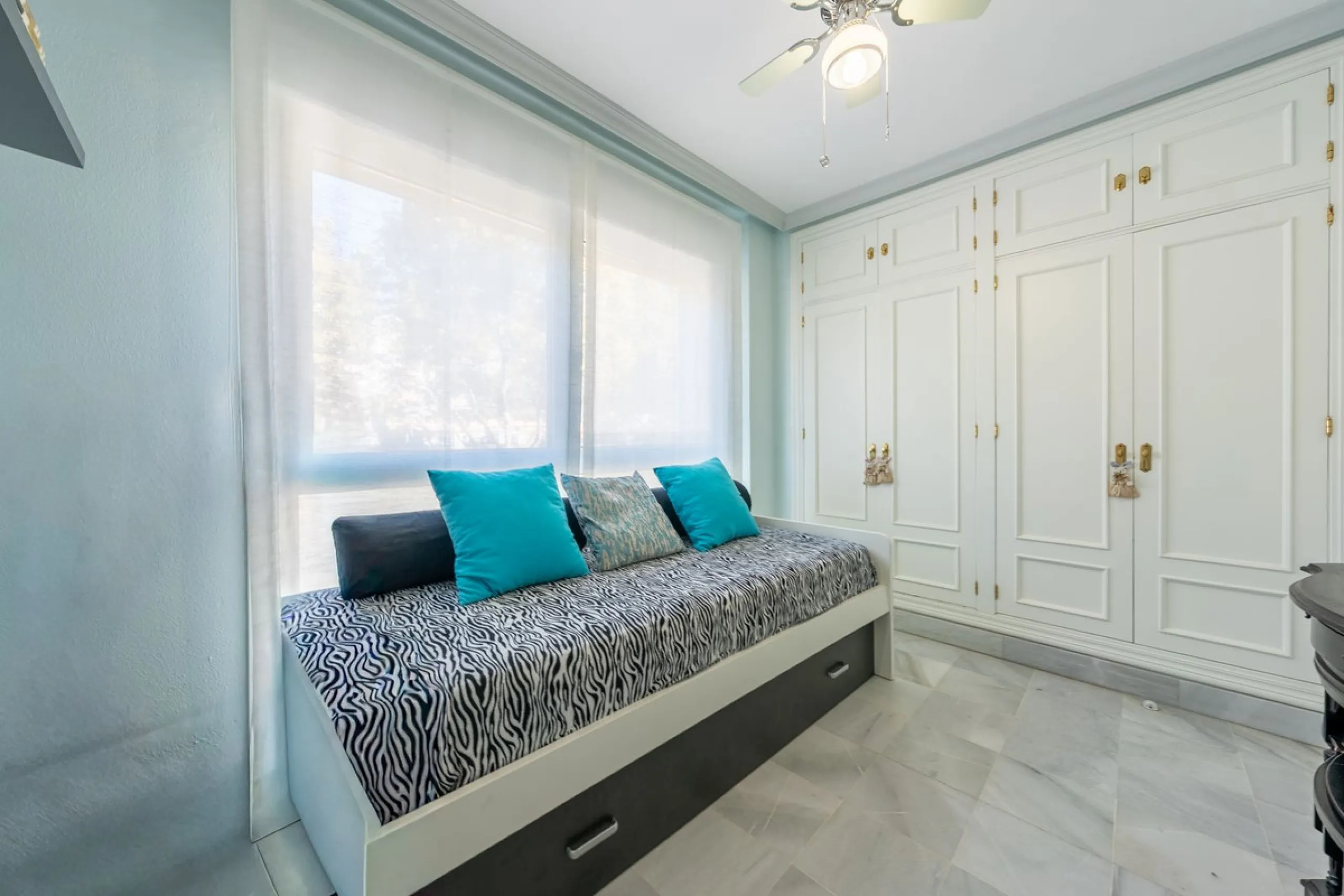 We present an apartment in a residential complex, La Zambomba, located on the beachfront