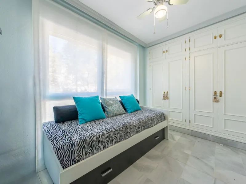 We present an apartment in a residential complex, La Zambomba, located on the beachfront