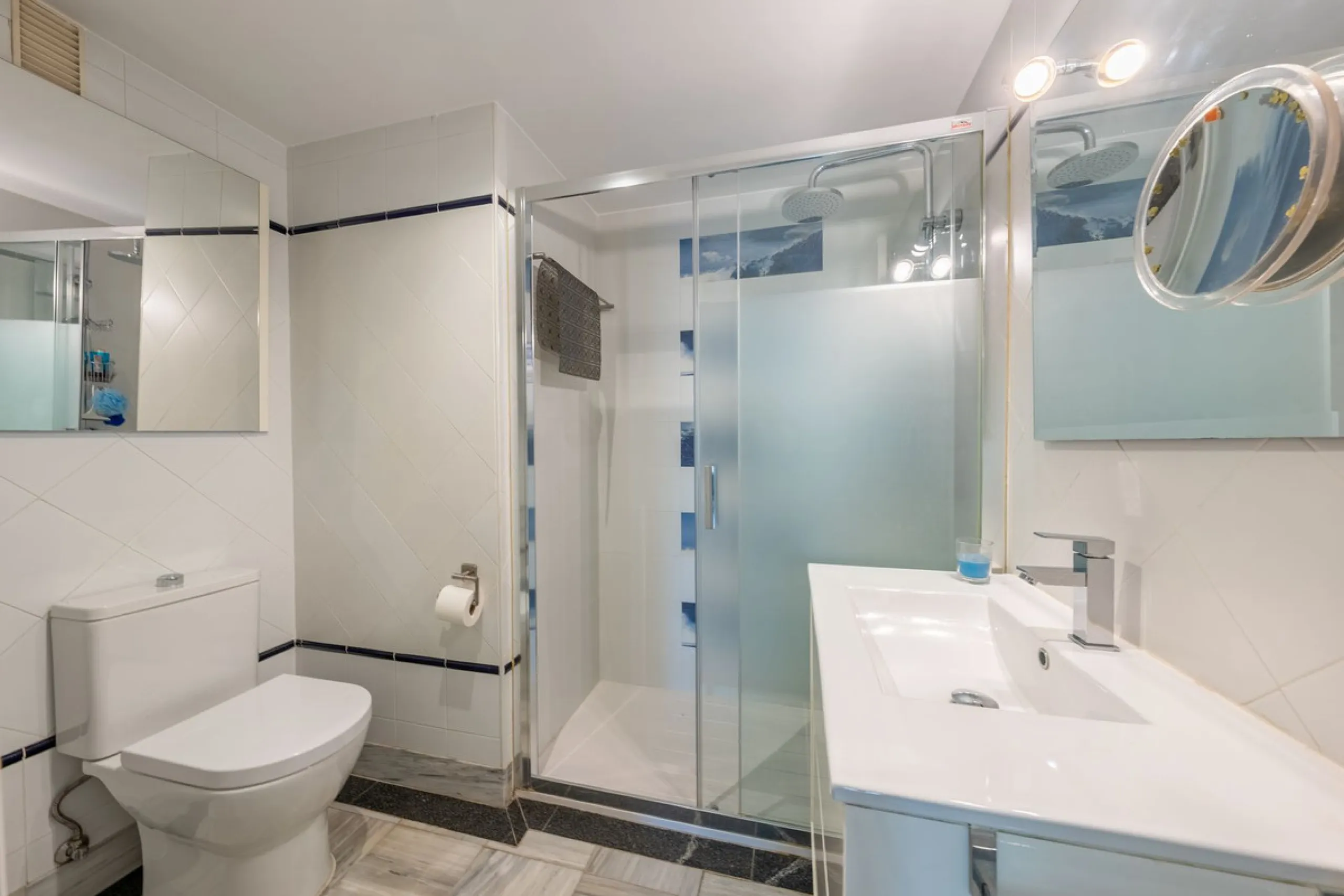 We present an apartment in a residential complex, La Zambomba, located on the beachfront