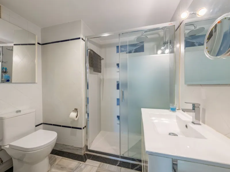 We present an apartment in a residential complex, La Zambomba, located on the beachfront
