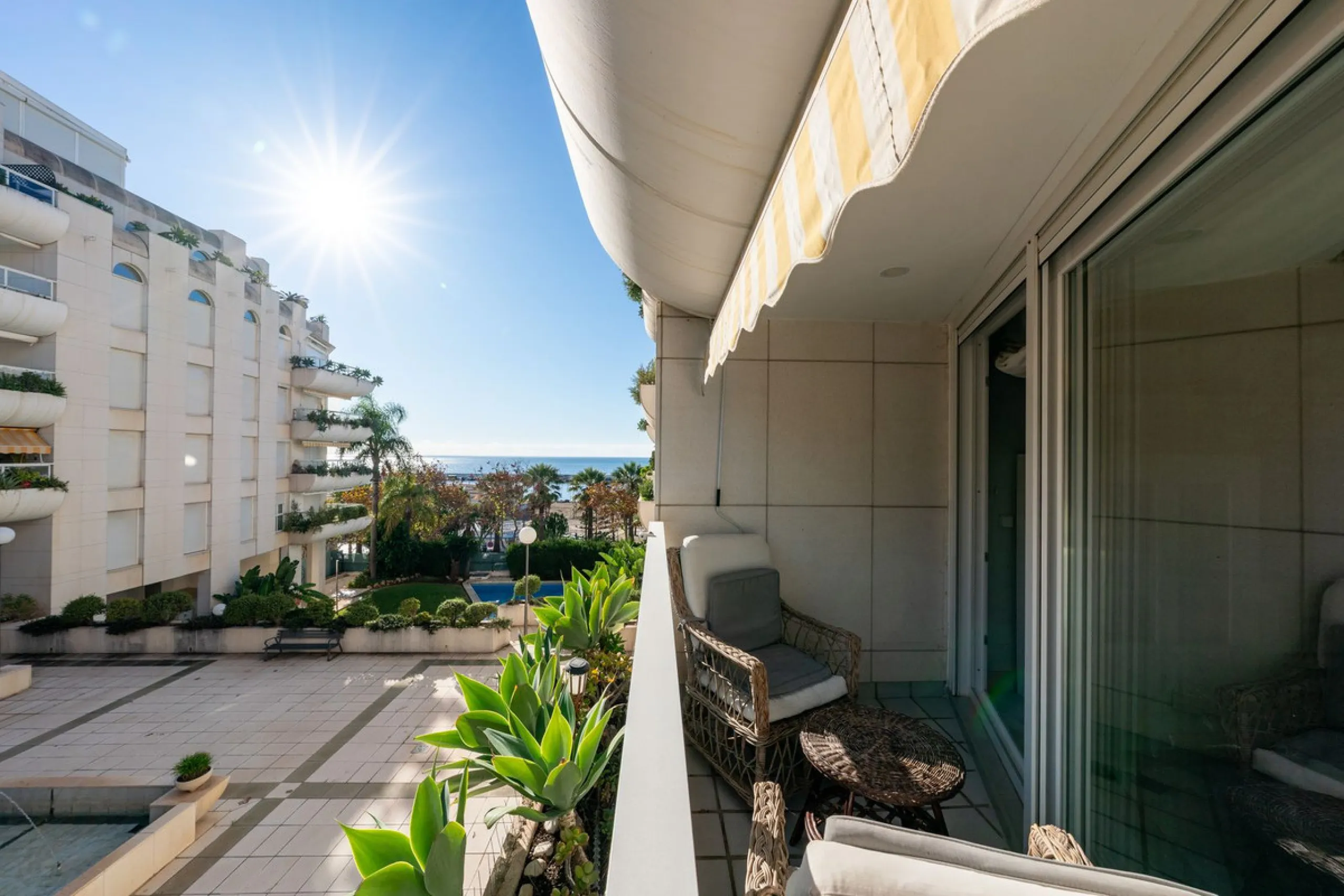 We present an apartment in a residential complex, La Zambomba, located on the beachfront