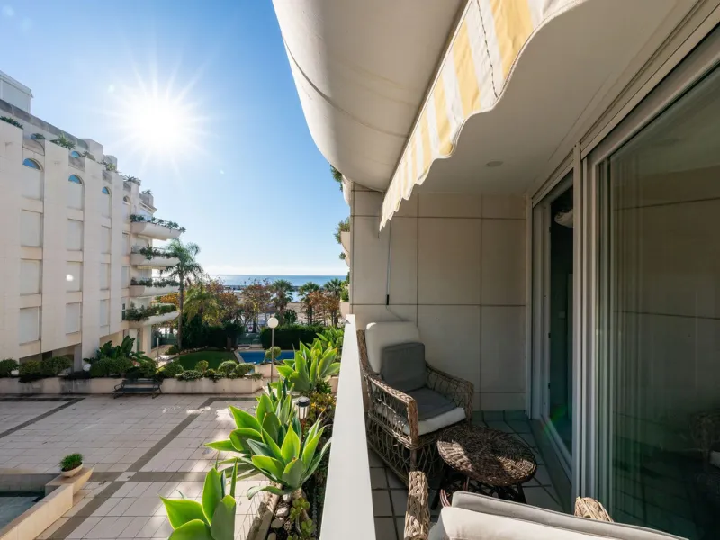 We present an apartment in a residential complex, La Zambomba, located on the beachfront