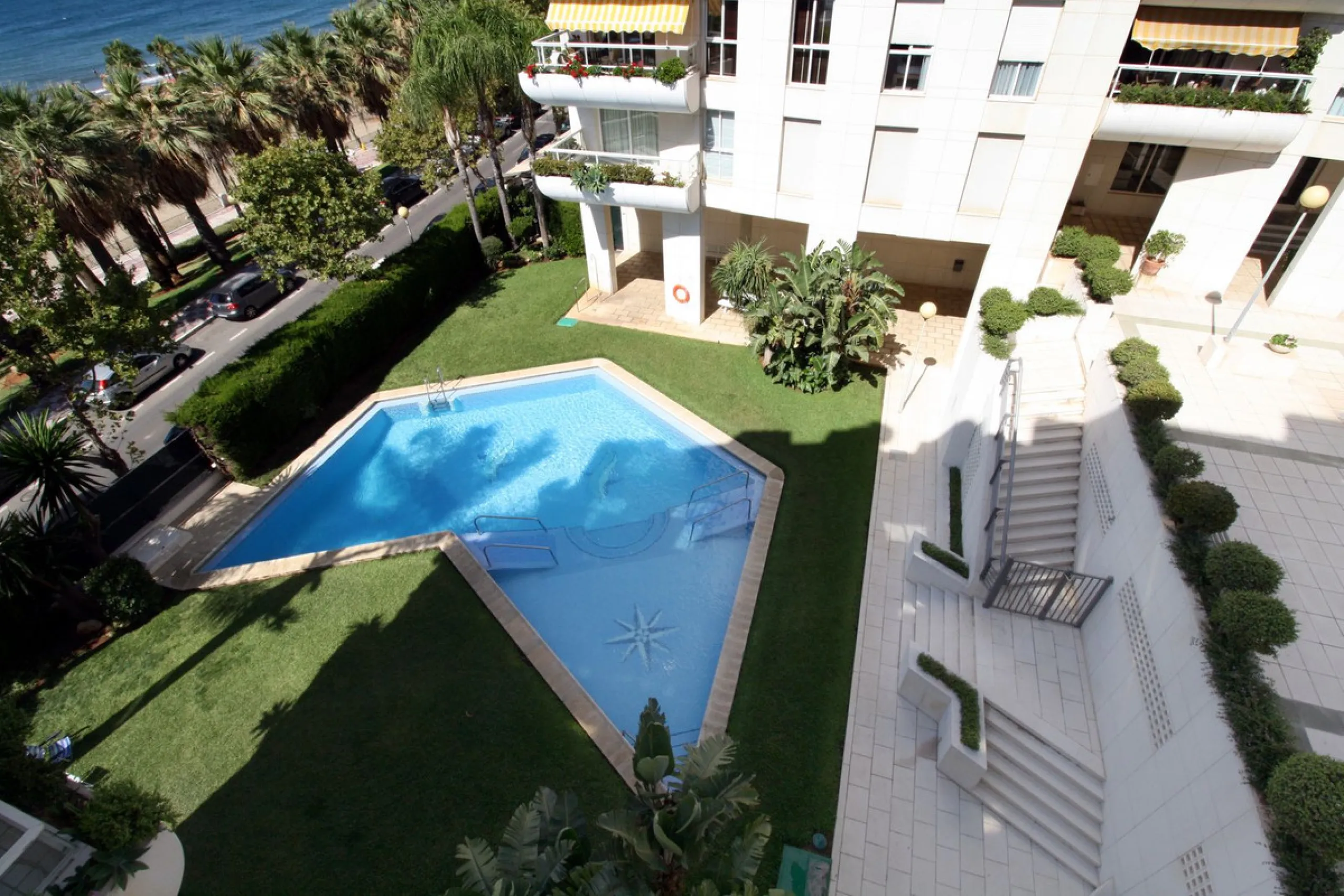 We present an apartment in a residential complex, La Zambomba, located on the beachfront