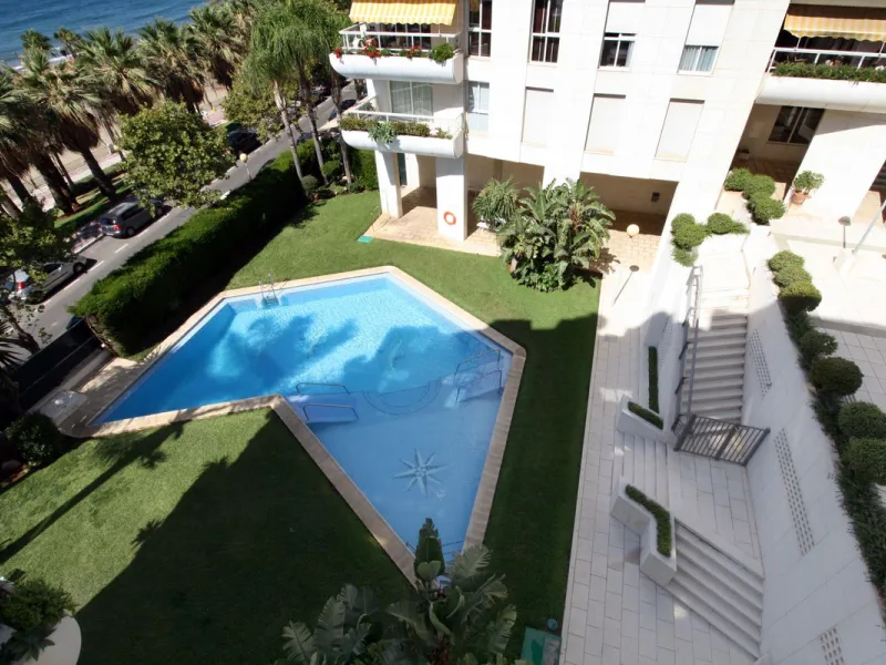 We present an apartment in a residential complex, La Zambomba, located on the beachfront