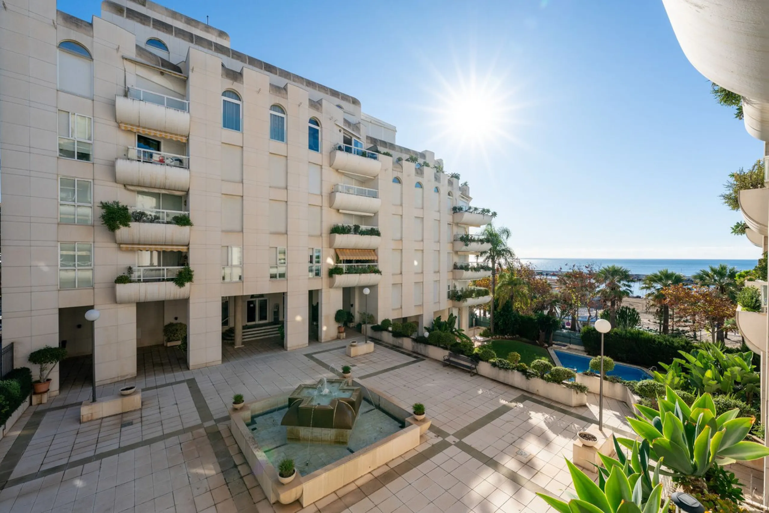We present an apartment in a residential complex, La Zambomba, located on the beachfront