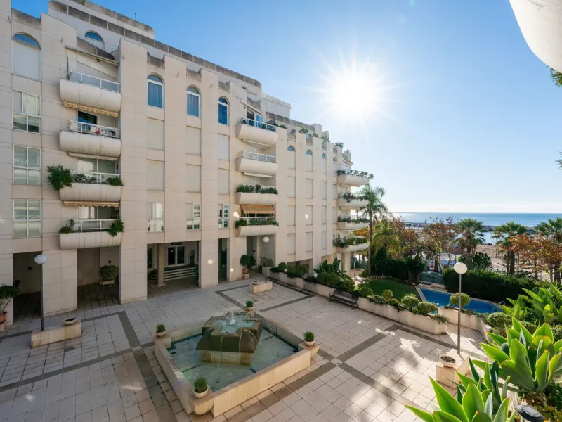 We present an apartment in a residential complex, La Zambomba, located on the beachfront