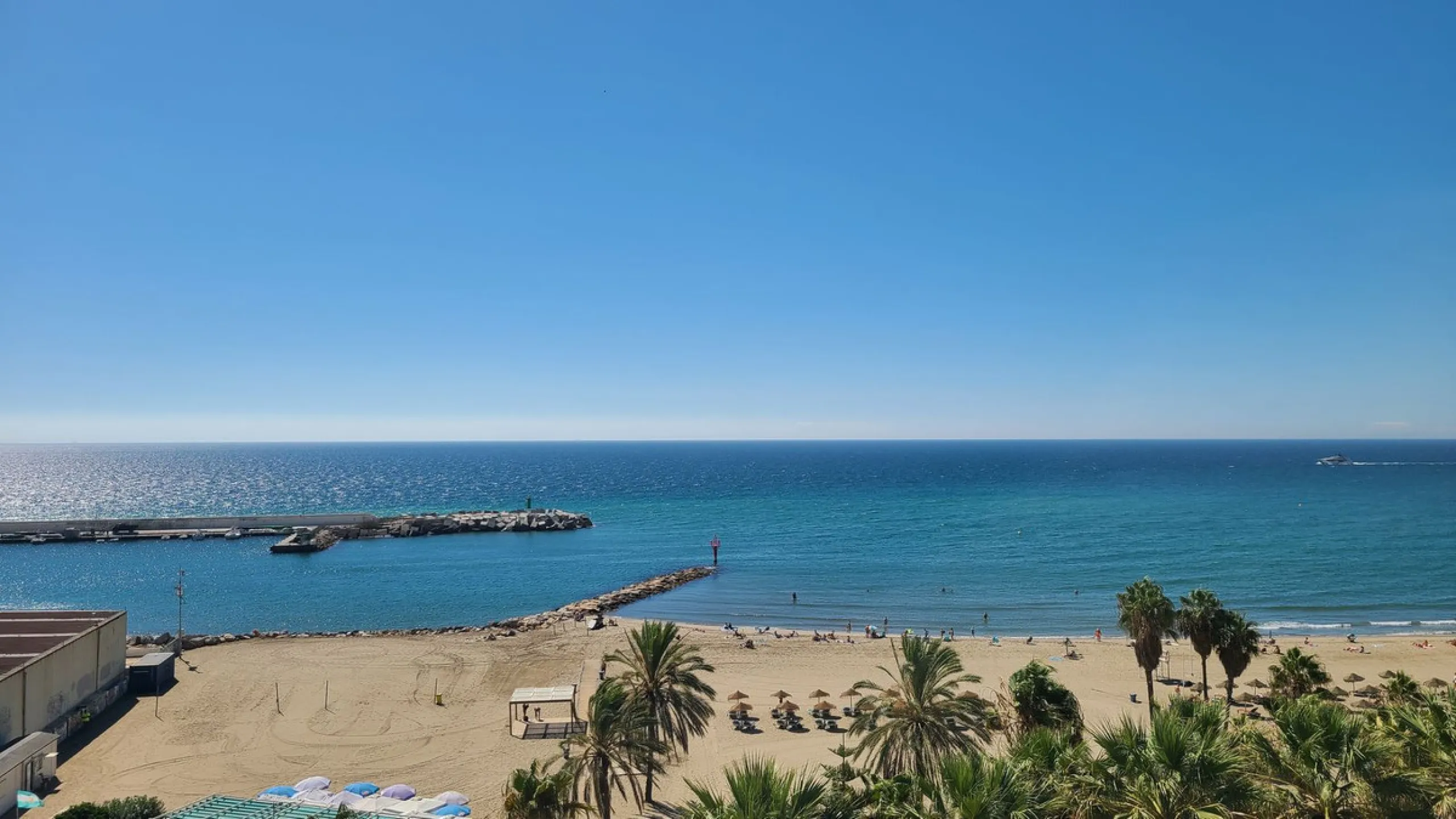 We present an apartment in a residential complex, La Zambomba, located on the beachfront