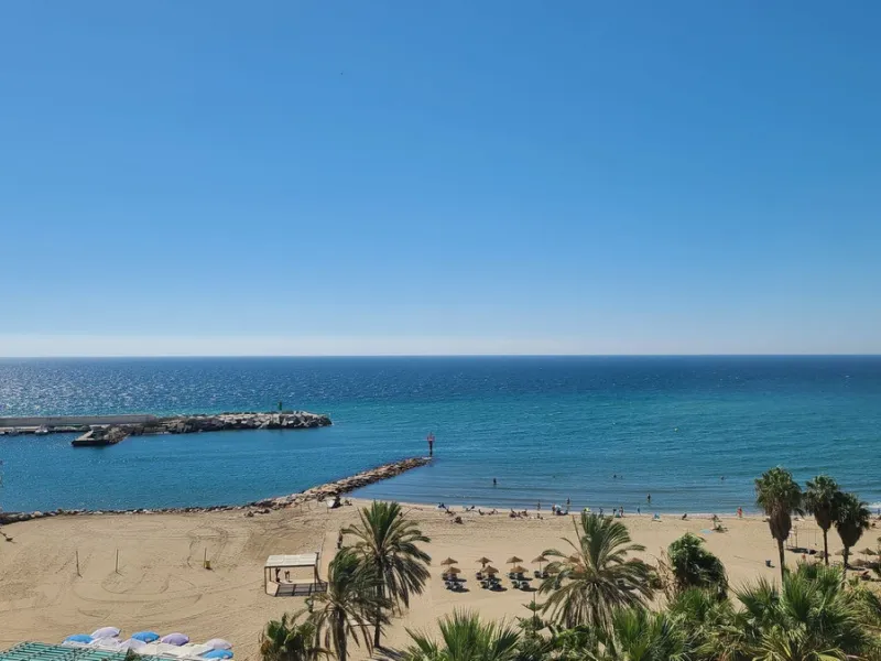We present an apartment in a residential complex, La Zambomba, located on the beachfront