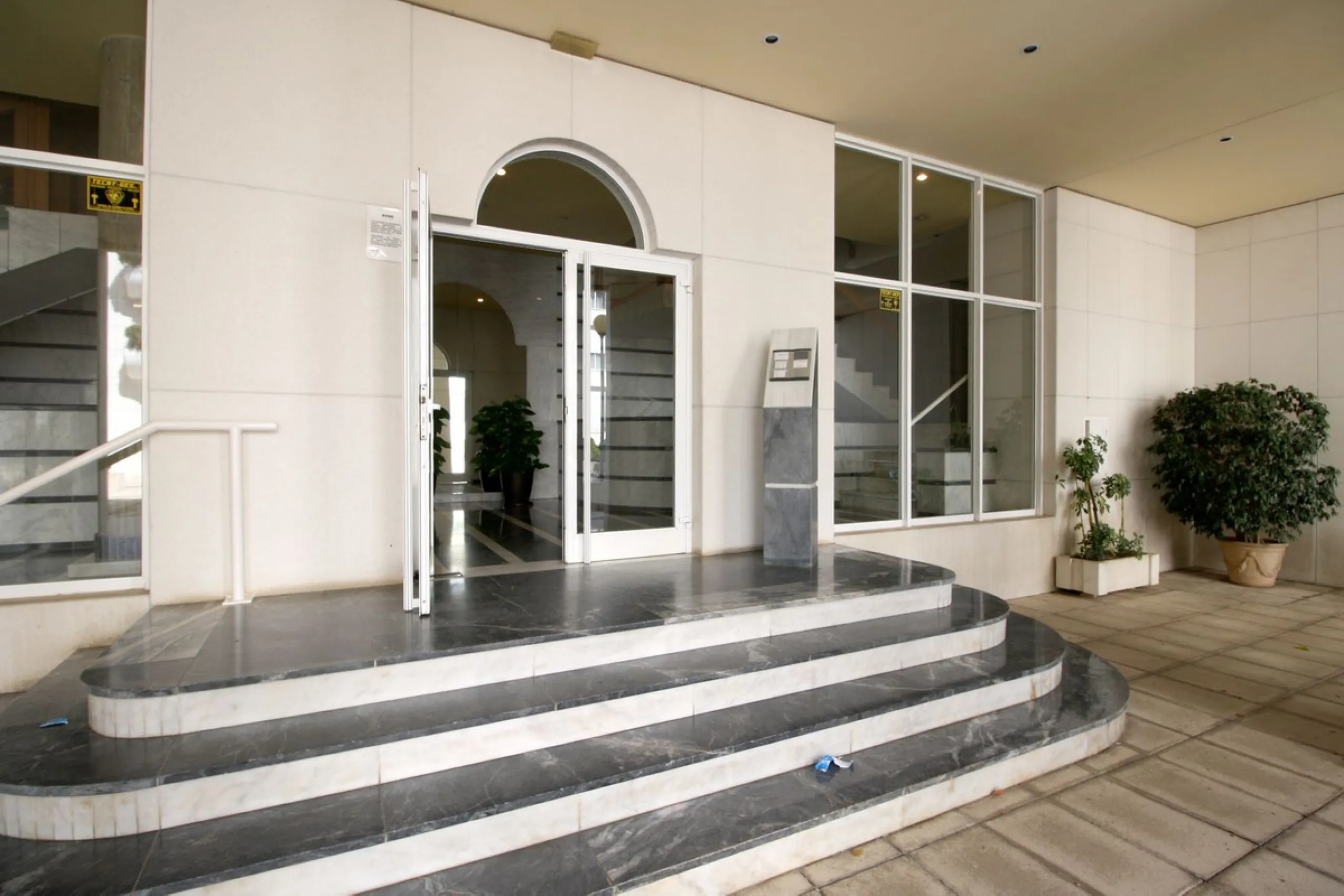 We present an apartment in a residential complex, La Zambomba, located on the beachfront