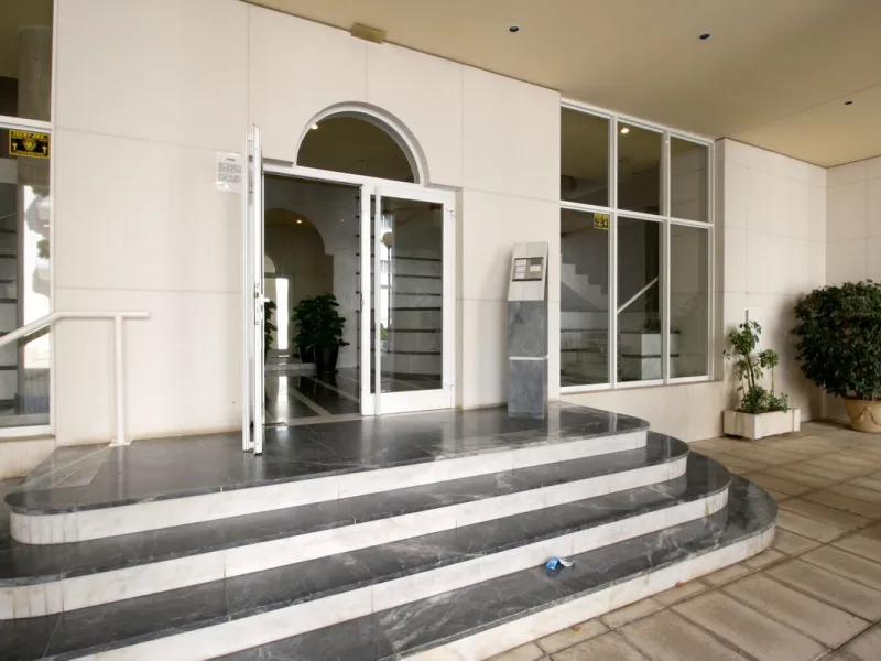 We present an apartment in a residential complex, La Zambomba, located on the beachfront