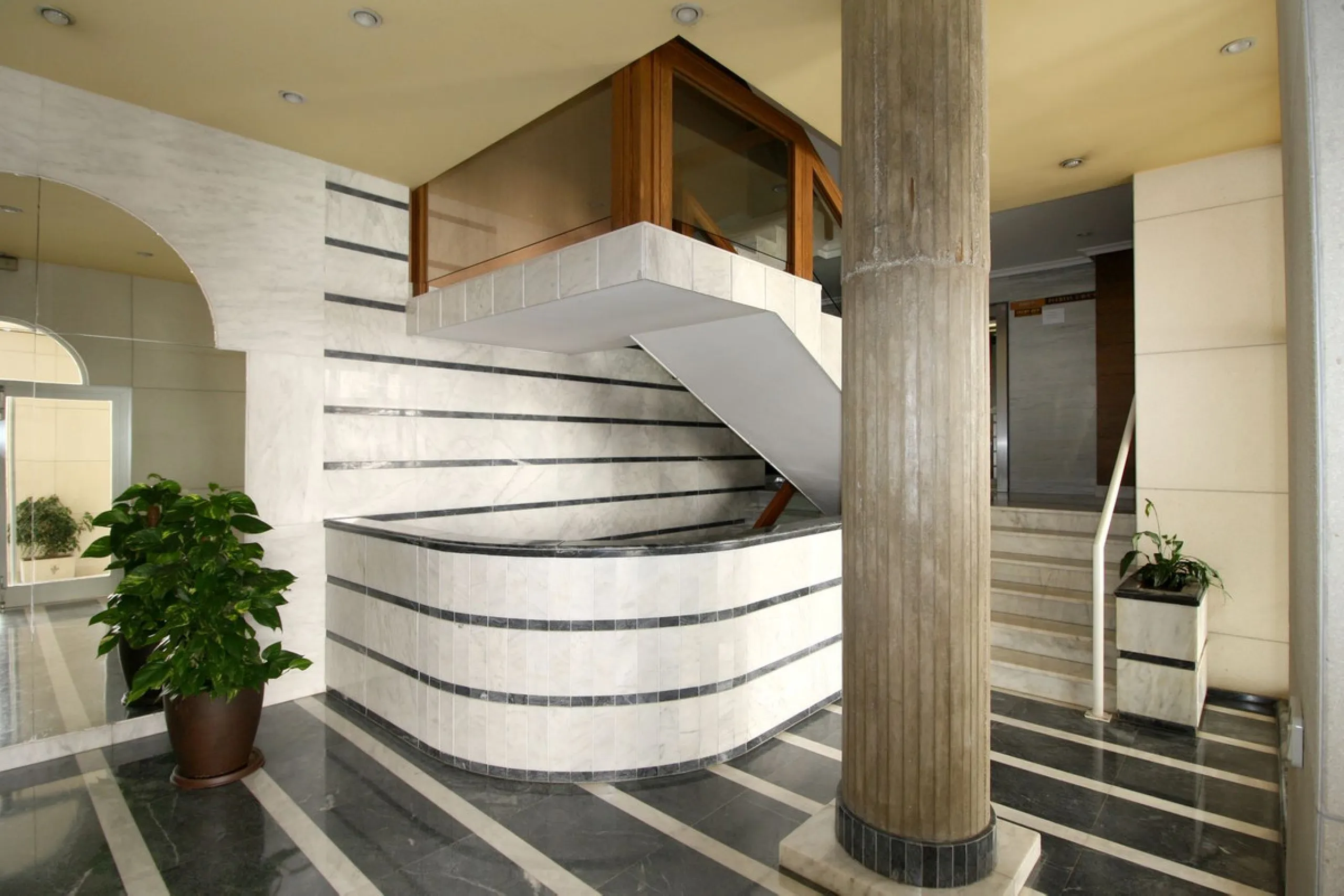 We present an apartment in a residential complex, La Zambomba, located on the beachfront