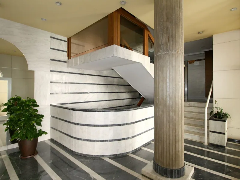 We present an apartment in a residential complex, La Zambomba, located on the beachfront