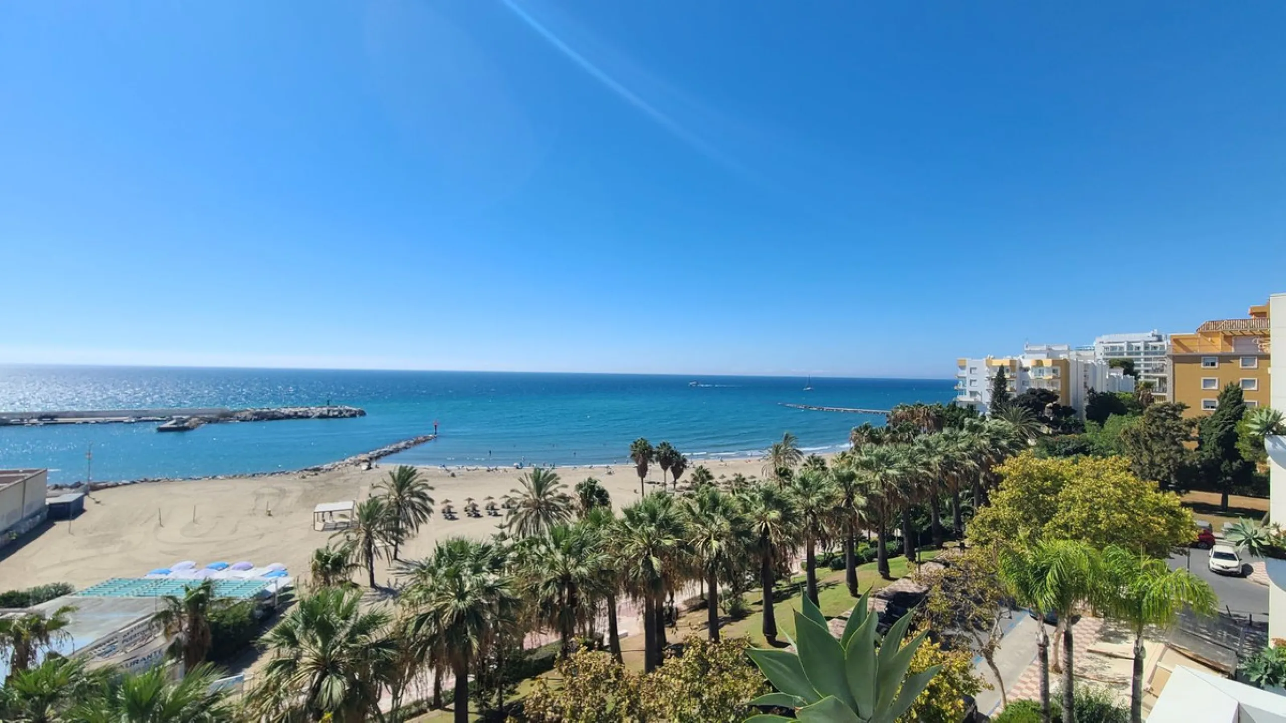 We present an apartment in a residential complex, La Zambomba, located on the beachfront