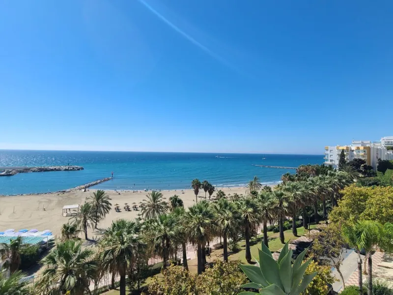 We present an apartment in a residential complex, La Zambomba, located on the beachfront