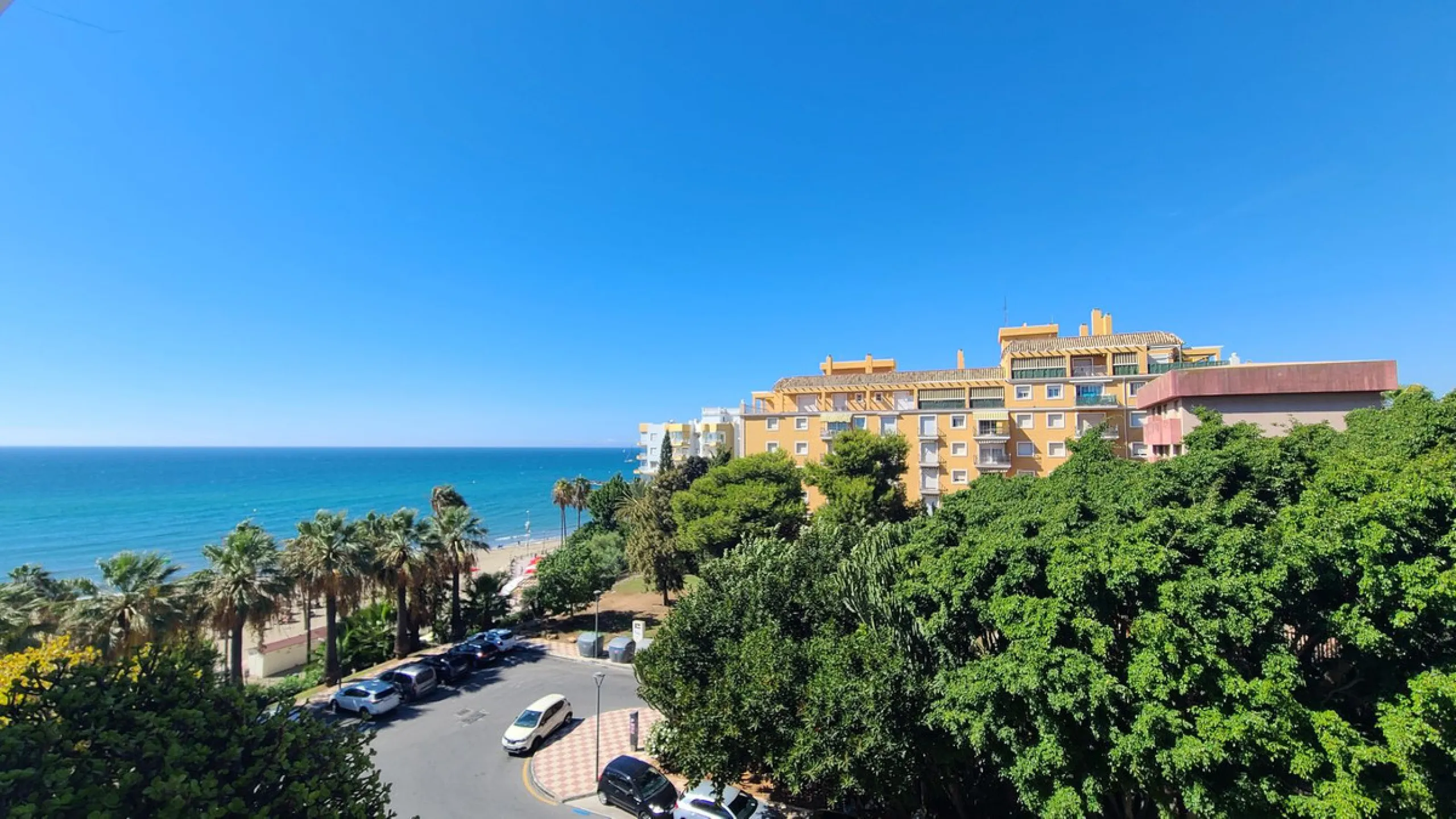 We present an apartment in a residential complex, La Zambomba, located on the beachfront
