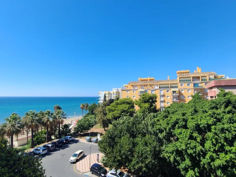 We present an apartment in a residential complex, La Zambomba, located on the beachfront